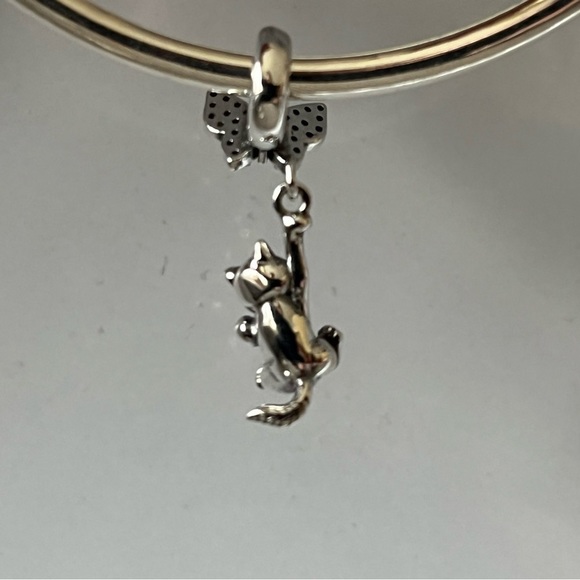 ๐ Sterling Silver Kitty Cat Hanging from Butterfly Charm - Picture 4 of 4
